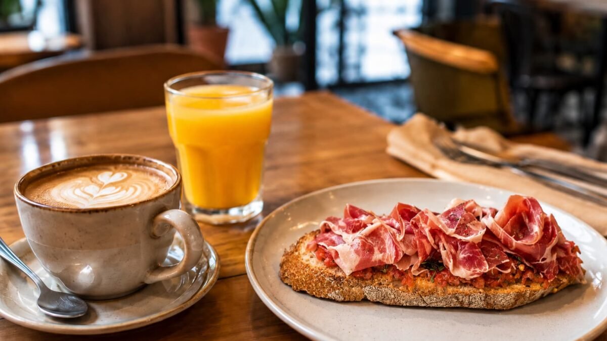 Desayuno en Burgos con café, zumo natural y tosta de jamón