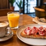 Desayuno en Burgos con café, zumo natural y tosta de jamón