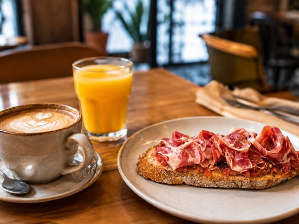 Desayuno en Burgos con café, zumo natural y tosta de jamón